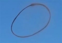 成都上空出现巨型黑环  悬浮在空中  （黑色烟圈）