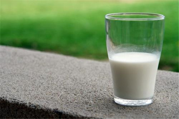 纯牛奶是脱脂牛奶吗 纯牛奶与脱脂牛奶有
