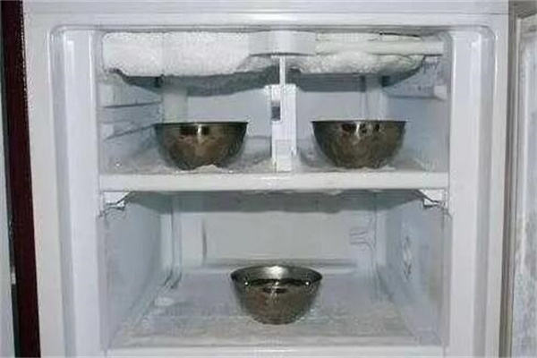 冰箱老是结冰是什么原因?频繁开关冰箱门(排水口堵塞)