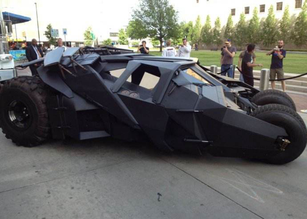 世界上最奇特的汽车：蝙蝠战车，耗时5个月打造(炫酷非凡)(图1)