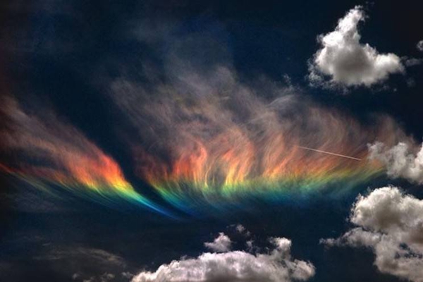 世界上最美的彩虹：火焰彩虹，卷云变成彩虹色(十分罕见)