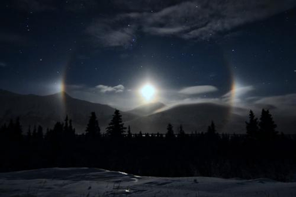最罕见气象奇观 幻月 月亮周围形成彩色光环 美到窒息 探秘志