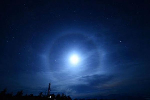 最罕见气象奇观 幻月 月亮周围形成彩色光环 美到窒息 探秘志