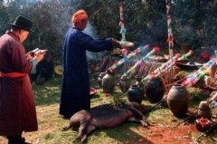 纳西族的传统节日：交易农具的棒棒会(象征春耕开始)