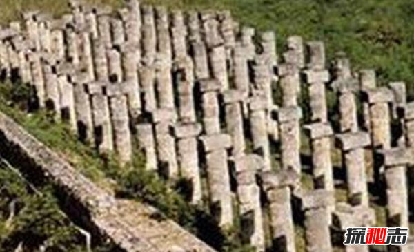 法国羽蛇城巨石阵之谜,石柱群是罗马时代的遗物(巨石达4000块约10千米)