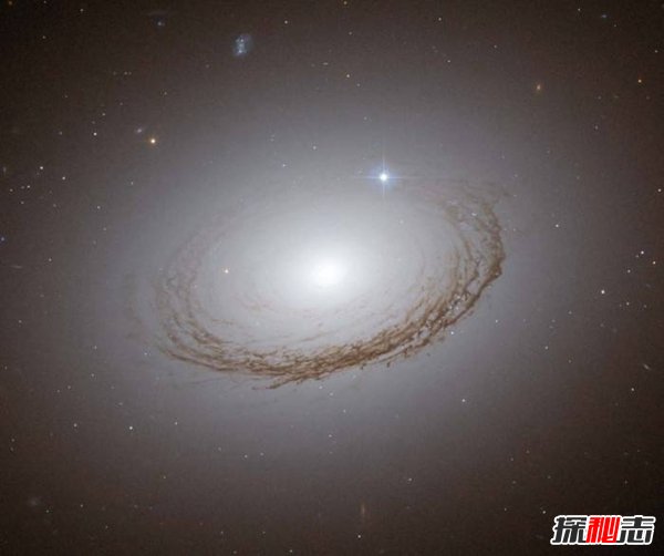 透镜星系之谜,旁边的巨大黑洞虎视眈眈(距地96亿光年)