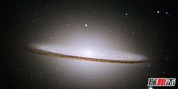 草帽星系之谜,草帽星系竟有一个大黑洞(提供能量)