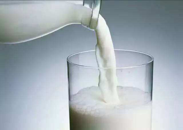 过期的牛奶有什么用?过期的纯牛奶小妙招（丢弃可惜）(图3)