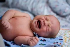 为什么小孩刚生下来要哭?建立肺部呼吸功能(获取氧气)