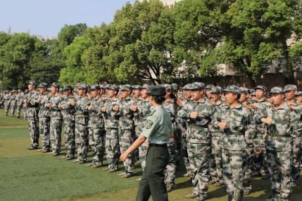 大学生为什么要参加军事训练：训练学生刻苦奋斗的坚强意志(图3)