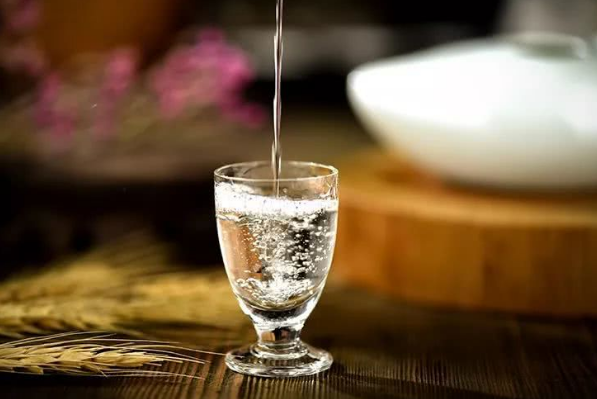 晚上喝茶叶水能不能降低血糖_睡前喝什么茶可以降低血糖呢_血糖高晚上喝茶水好吗