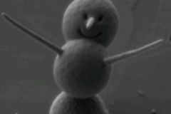 世界上最小的雪人:仅三颗硅球堆叠而成(不到3微米高)