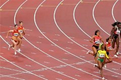 女子4x100米接力世界纪录：40秒82（美国队创下的纪录）