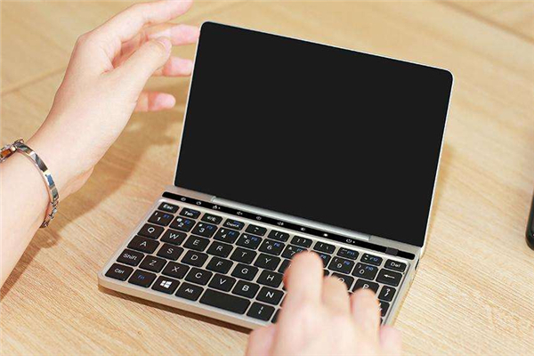 世界上最小的笔记本电脑 机身小巧做工