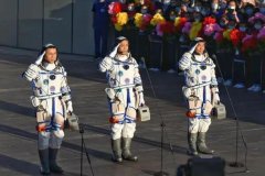 为什么要有3名航天员出征太空：进行不同任务和科学实验