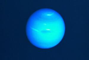 海王星是什么颜色，蓝色（因大气中有甲烷存在/吸收红橙光）