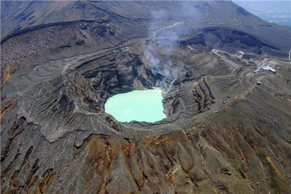 世界上最大的火山口 日本阿苏山火山口(喷发剧烈)