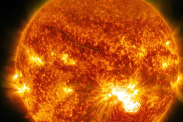 太阳为什么能一直燃烧:热核反应，氢气71%(燃烧40亿)