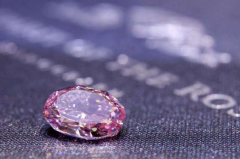 世界最大紫粉钻石卖出1.76亿元:重14.83克拉，玫瑰之魂