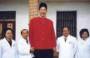 世界第一女巨人姚德芬，身高2.4米患垂体瘤疯长(已去世)