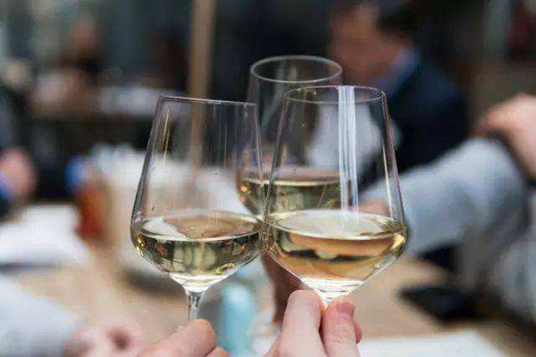 喝醉酒喝浓茶解酒吗？怎样才可以快速解酒（多喝水）(图1)