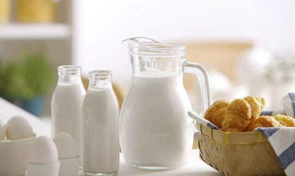 睡前喝牛奶可以助眠吗 为什么喝纯牛奶能助眠(图2)
