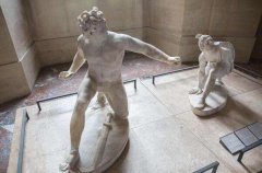 欧洲人物雕像的特征:多数裸体，材料广泛，形象写实生动