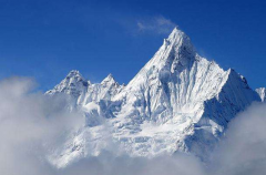 珠穆朗玛峰在我国什么地方：其北部位于西藏定日县境内