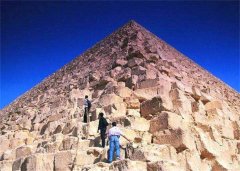 爬金字塔会因被诅咒遭遇不幸？国游客作死不听劝，爬上就后悔了！
