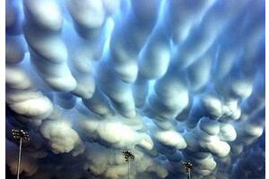 罕见自然现象乳房云之谜，呼之欲出的爆乳云朵(气流造成)