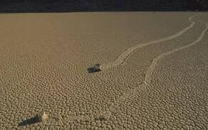 探索死亡谷石头漂移之谜，25公斤石头自行漂移数百里